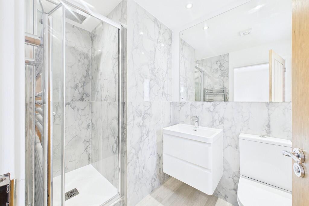 Ensuite to Bedroo...