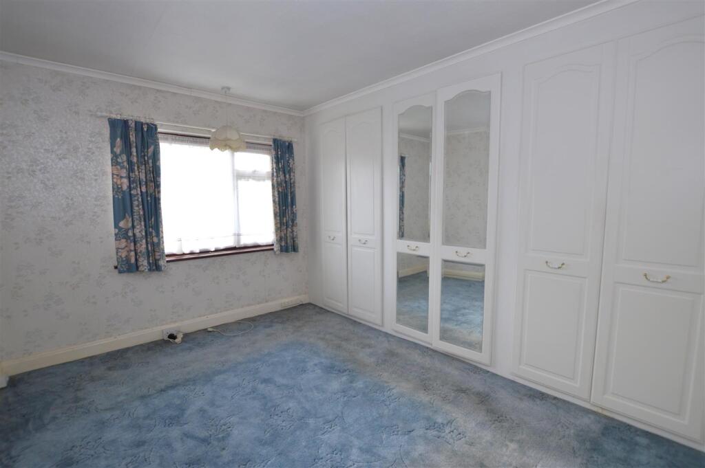 21 Kneller Gardens bed2.JPG