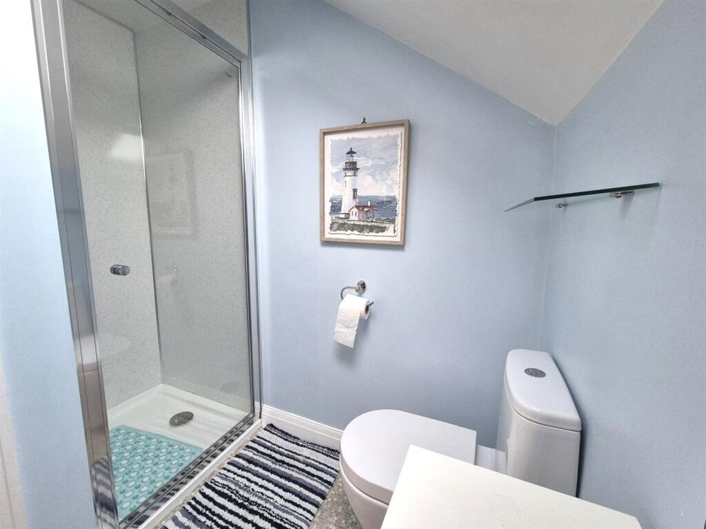 Shower Room (1st floor)