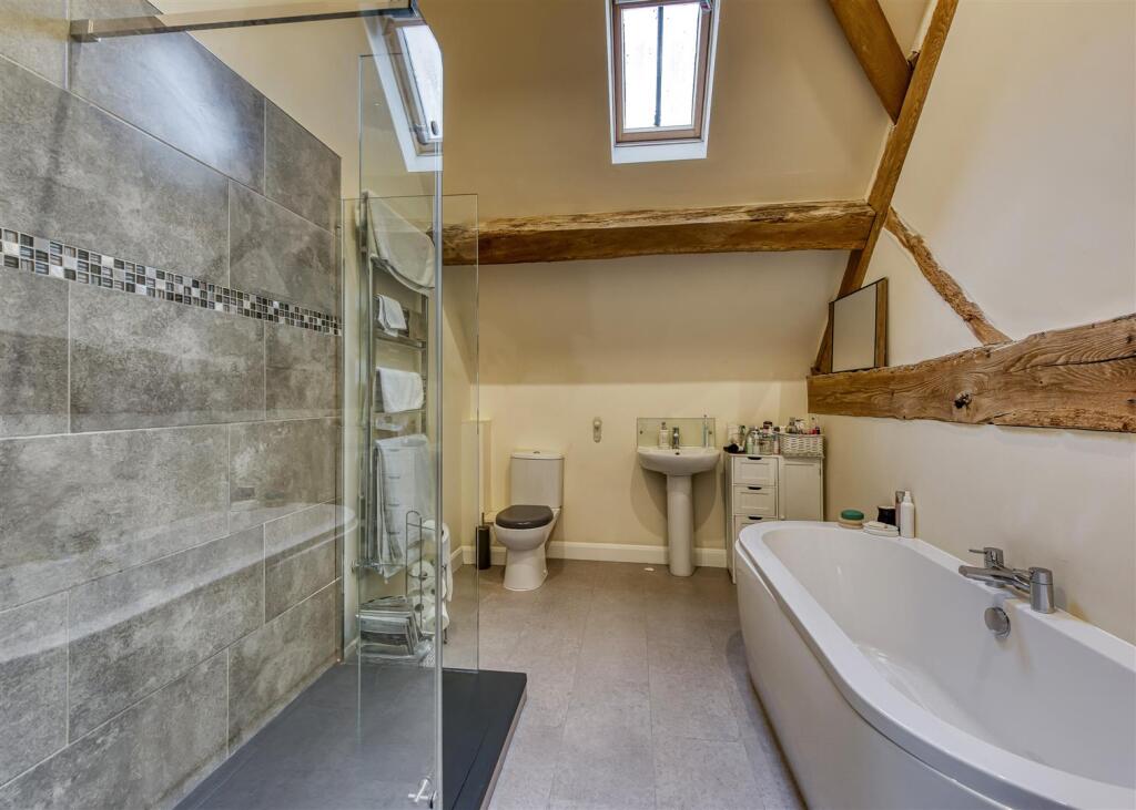 Dog Leg Barn-bed1 ensuite.jpg