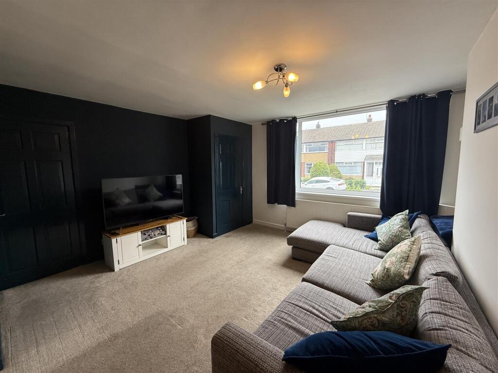 L-SHAPED LOUNGE &amp; DINING AREA