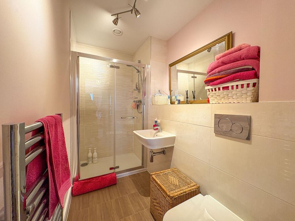 En Suite Shower Room for Main Bedroom 
