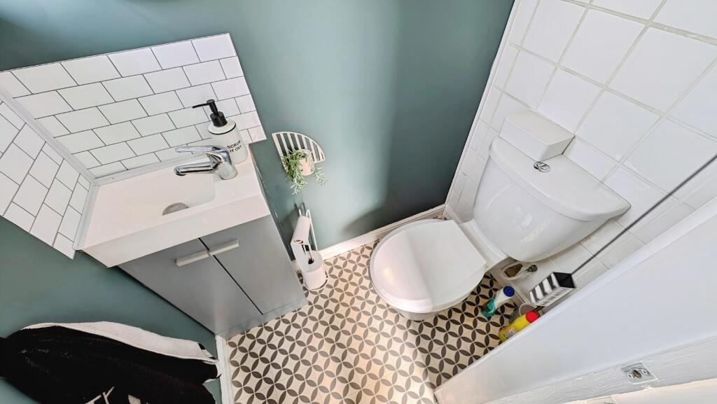 98 Finch cloakroom 2.jpg