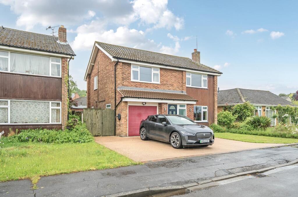 2 Gainsborough Crescent, Hillmorton (1).JPG