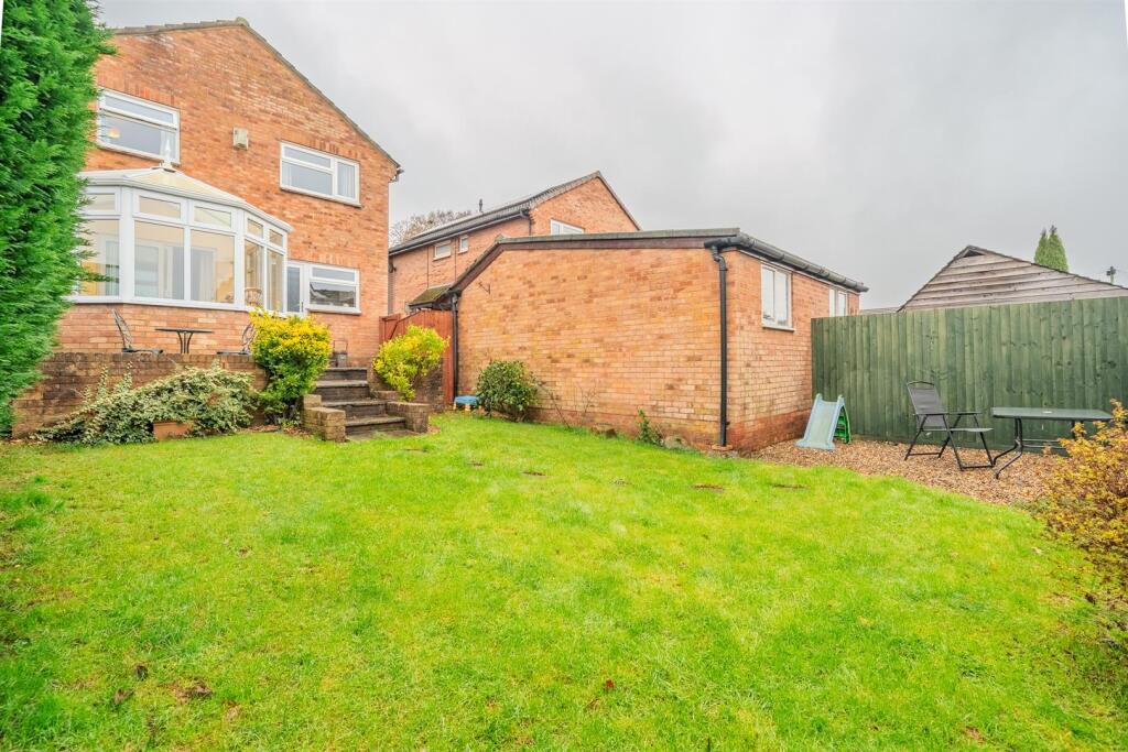 24 Larch Close-24.jpg