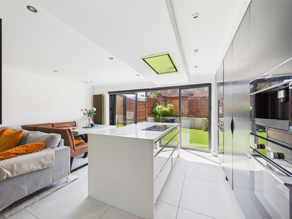 CAM01354G0-PR0508-STILL005