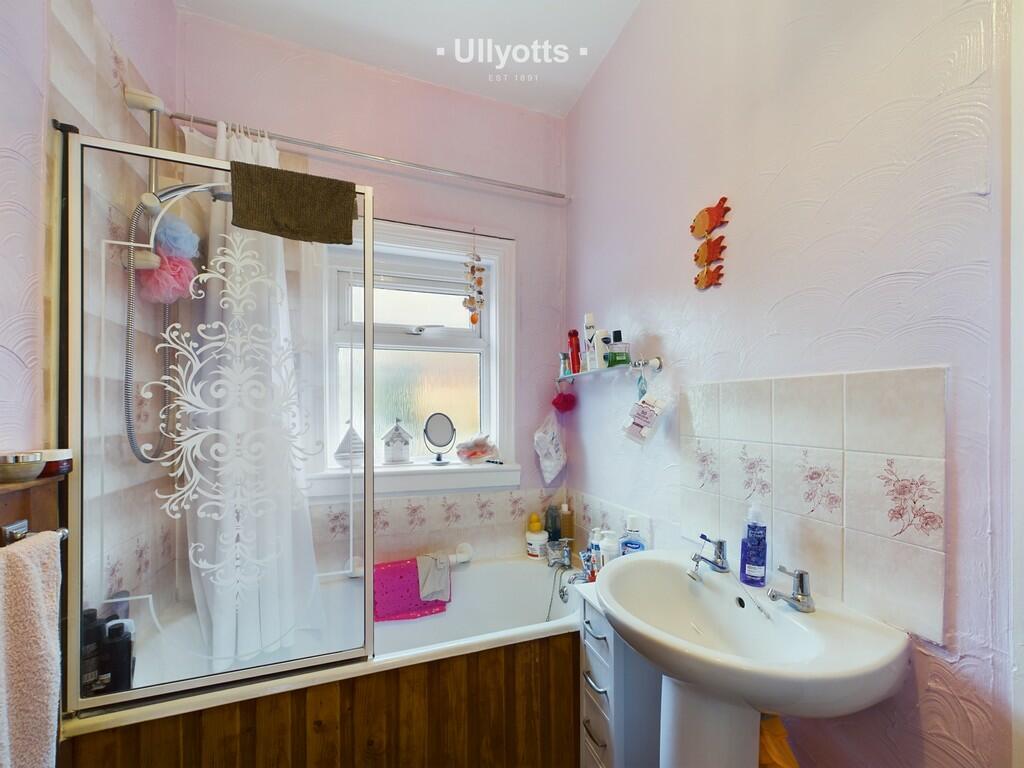 Flat 1 Bathroom