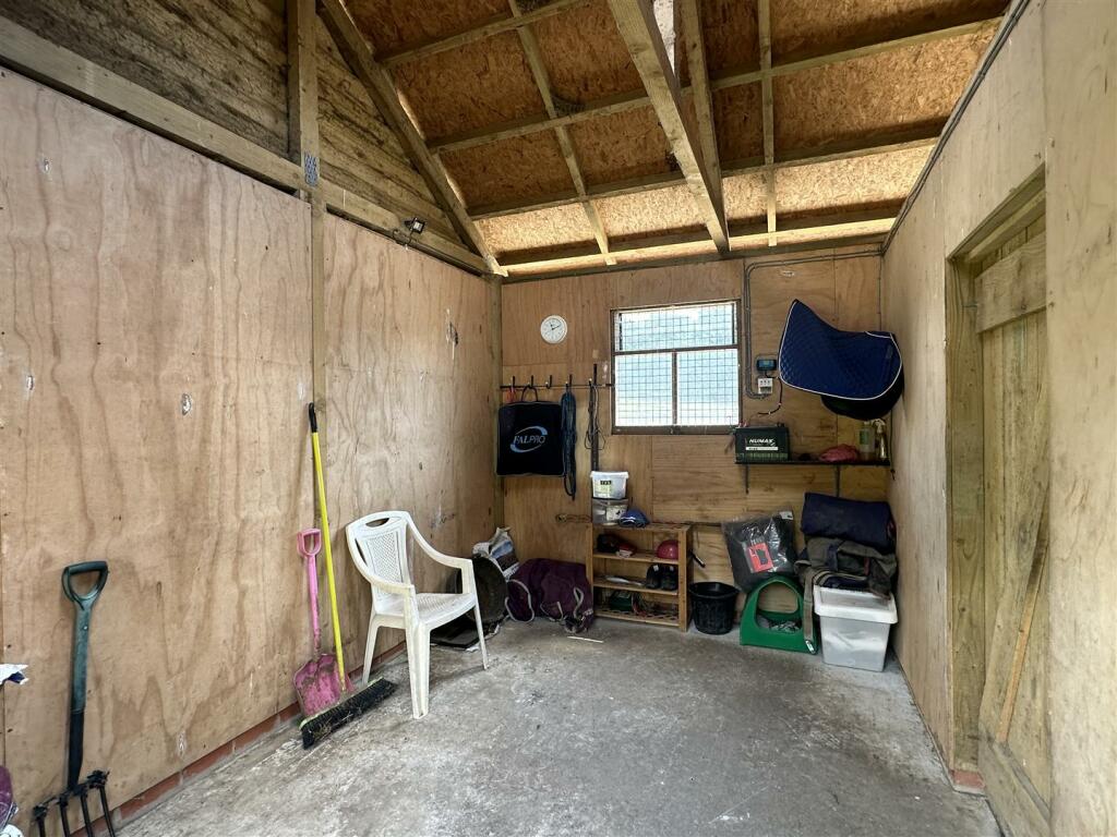 'L' SHAPED STABLES
