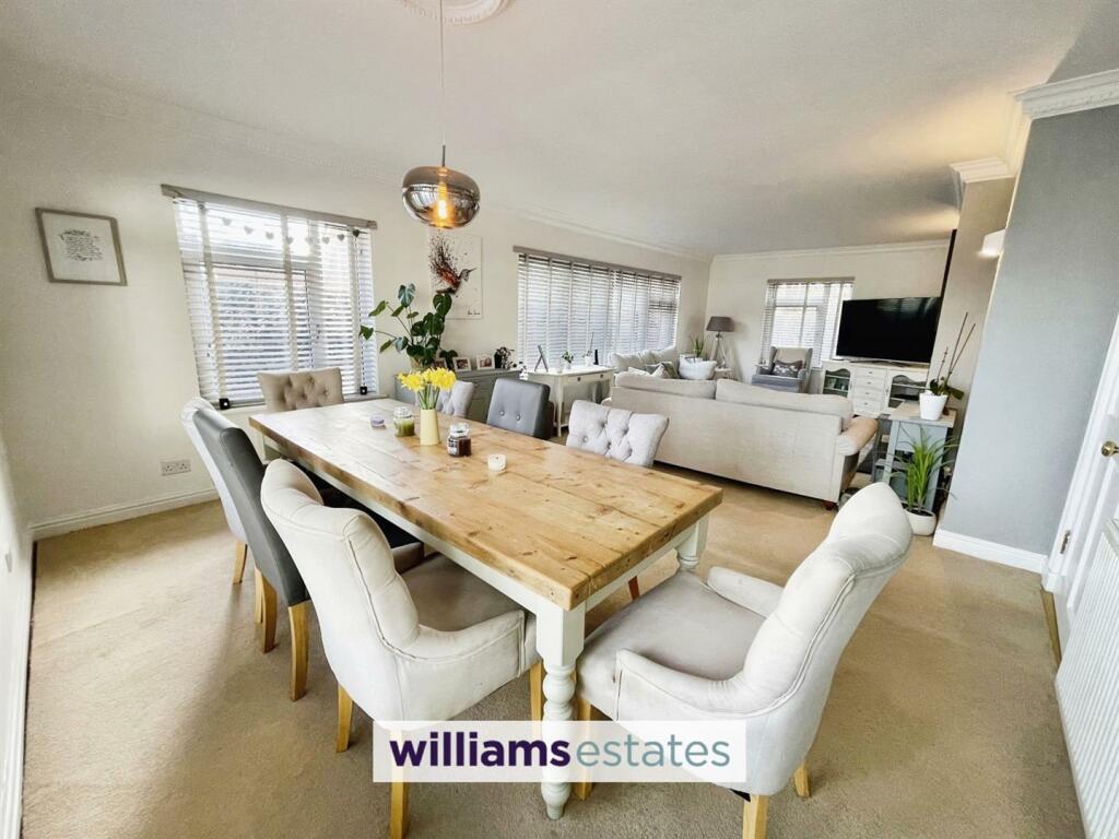 Lounge/Dining
