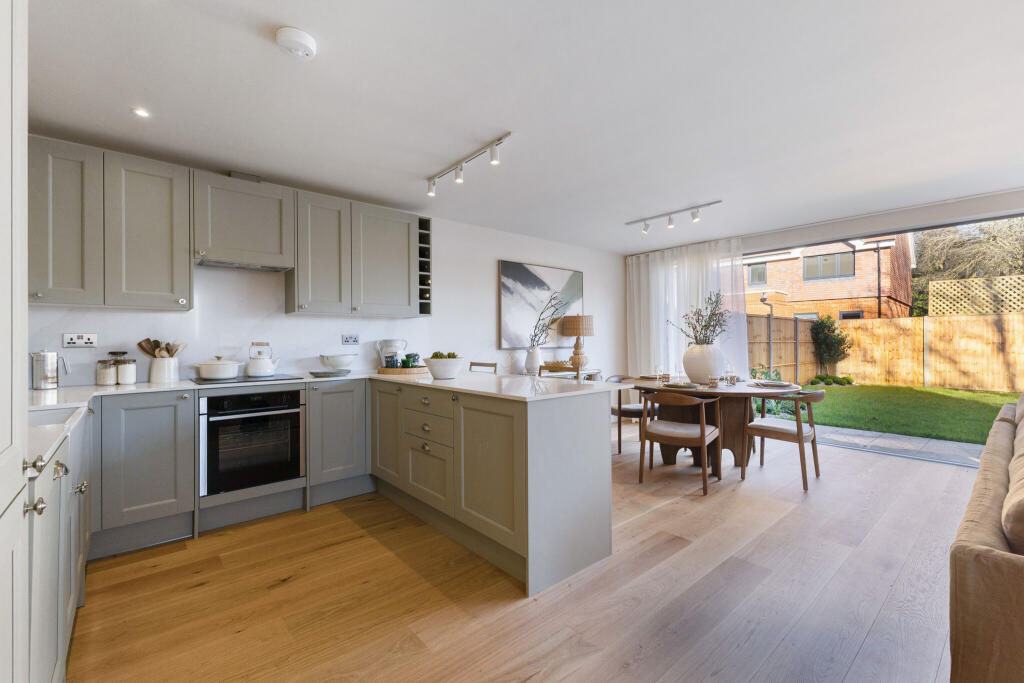 Open plan kitchen/ dining