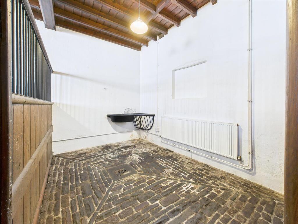 28 - LARGE HOUSE WITH ATTACHED 3- BED ANNEX THORNB