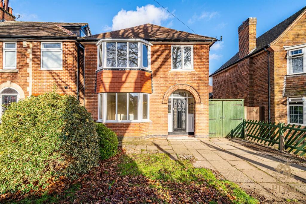 40 Russell Drive Wollaton Nottingham NG8 2BH