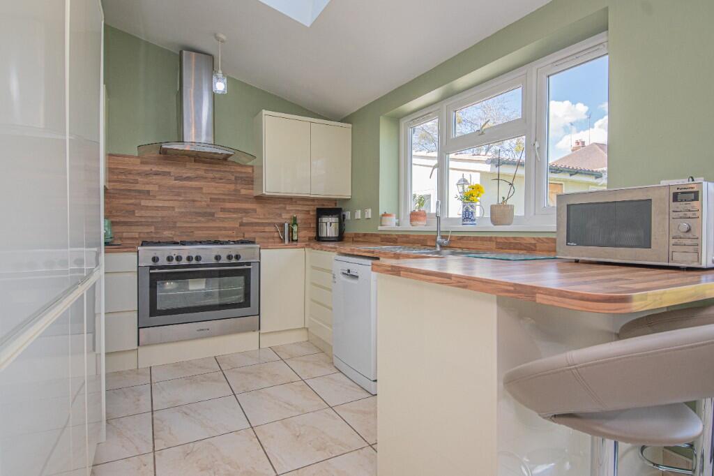 KITCHEN/BREAKFAST