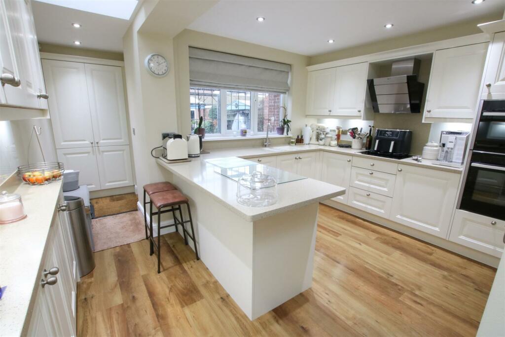 BESPOKE FITTED BREAKFAST KITCHEN