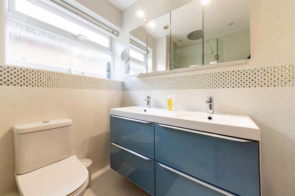 Shower room b.jpg