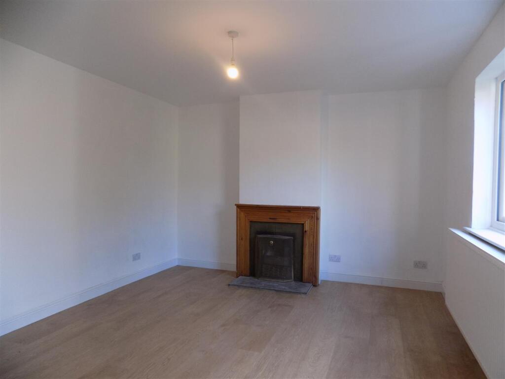 16 School Road - Living Room.JPG