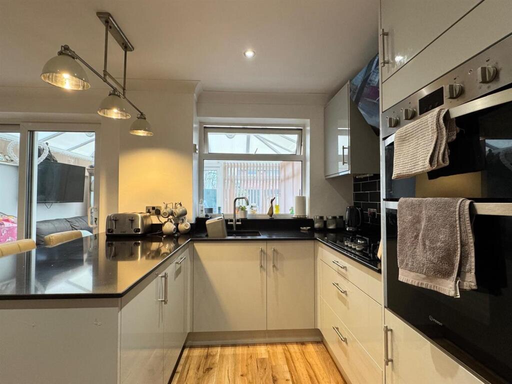 Kitchen 2.jpg