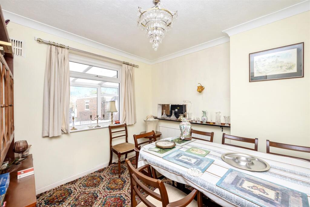 Larkfield Way 20 DINING.jpeg