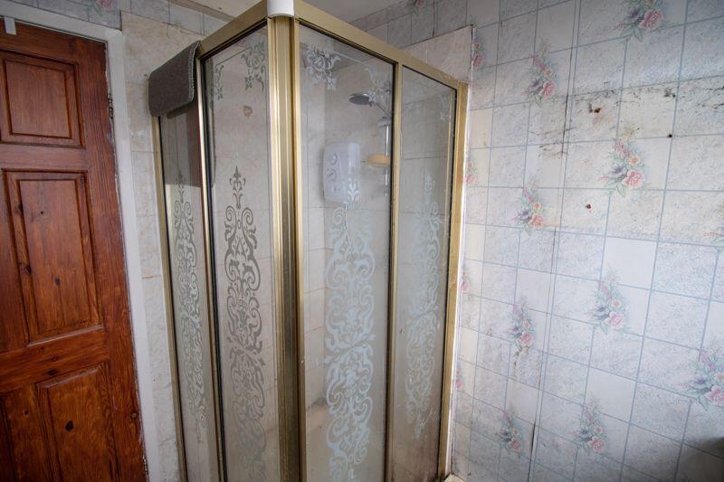 Family bathroom (Ground floor)