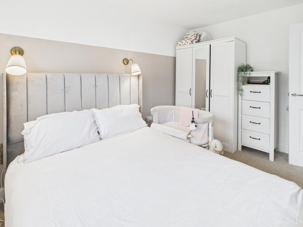 CAM04233G0-PR0034-STILL006