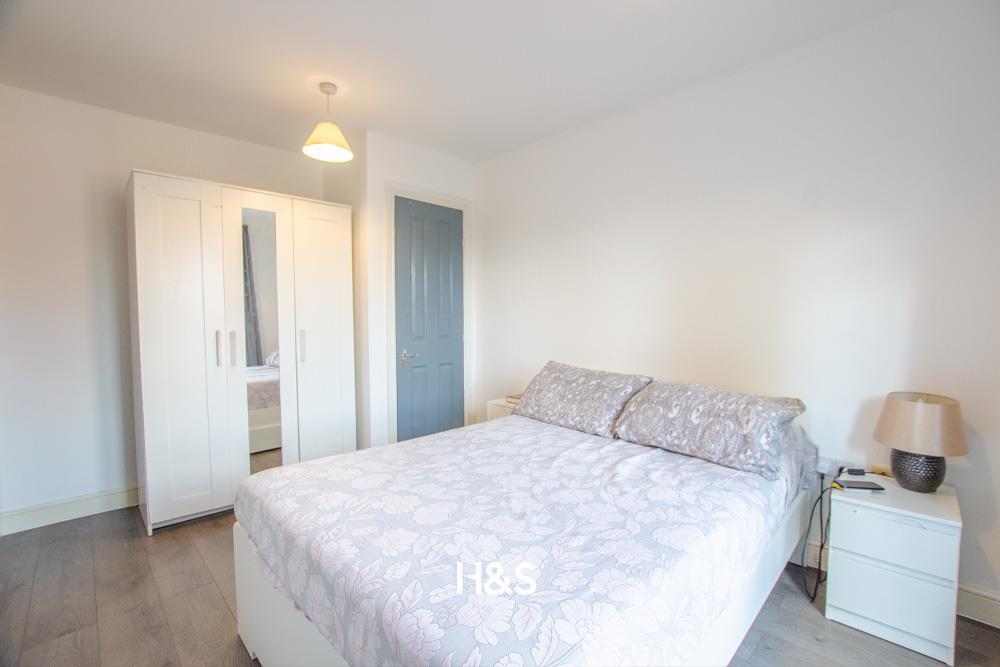 50 Ratcliffe Avenue - bedroom..jpg