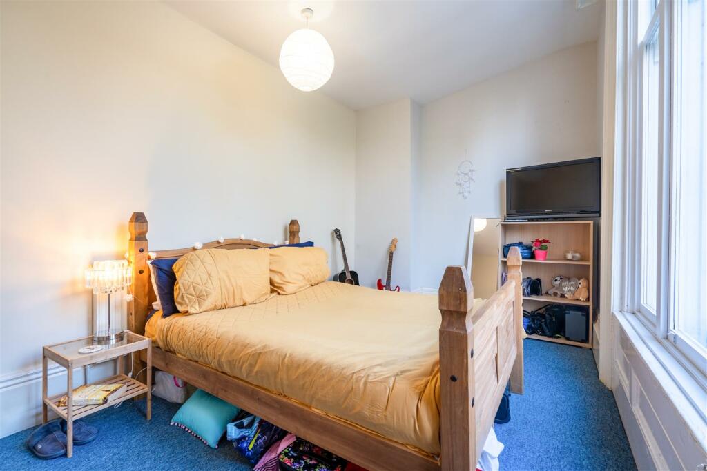 Bedroom 1_.jpg