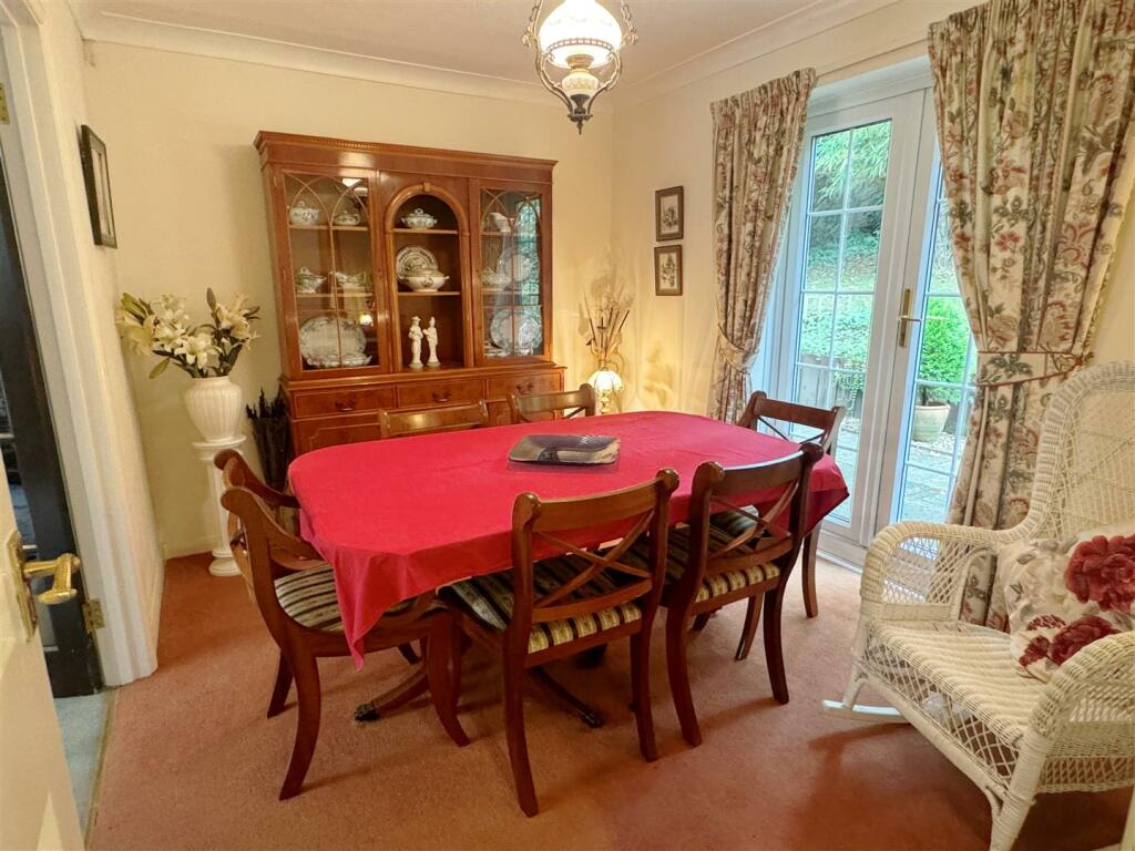Dining 1.JPG