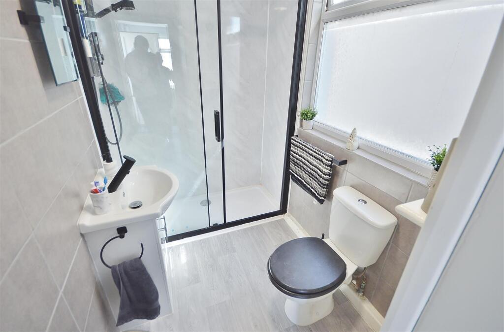 MODERN SHOWER ROOM