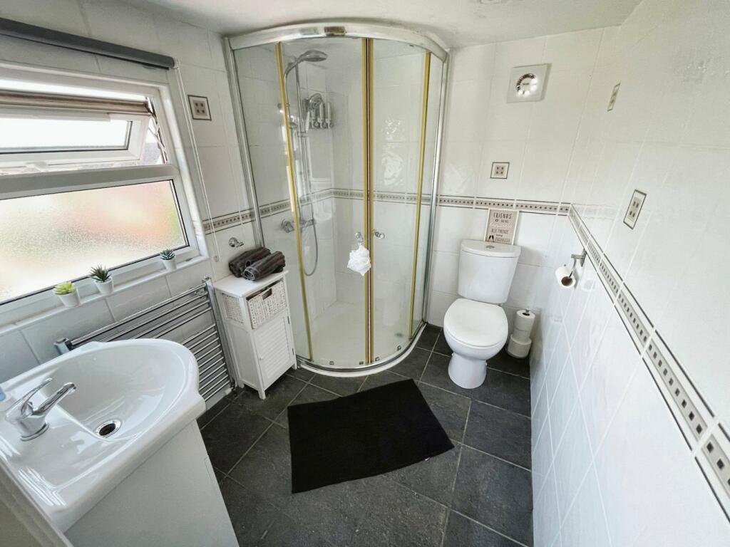 En-suite to Master