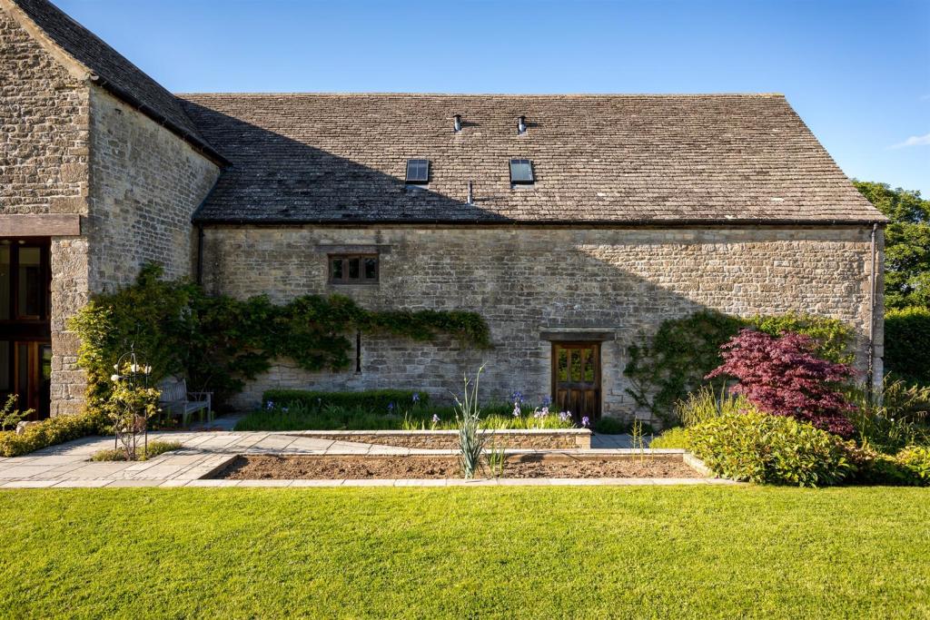 15 - Threshing Tythe Barn - GL10 3UR - Web.jpg