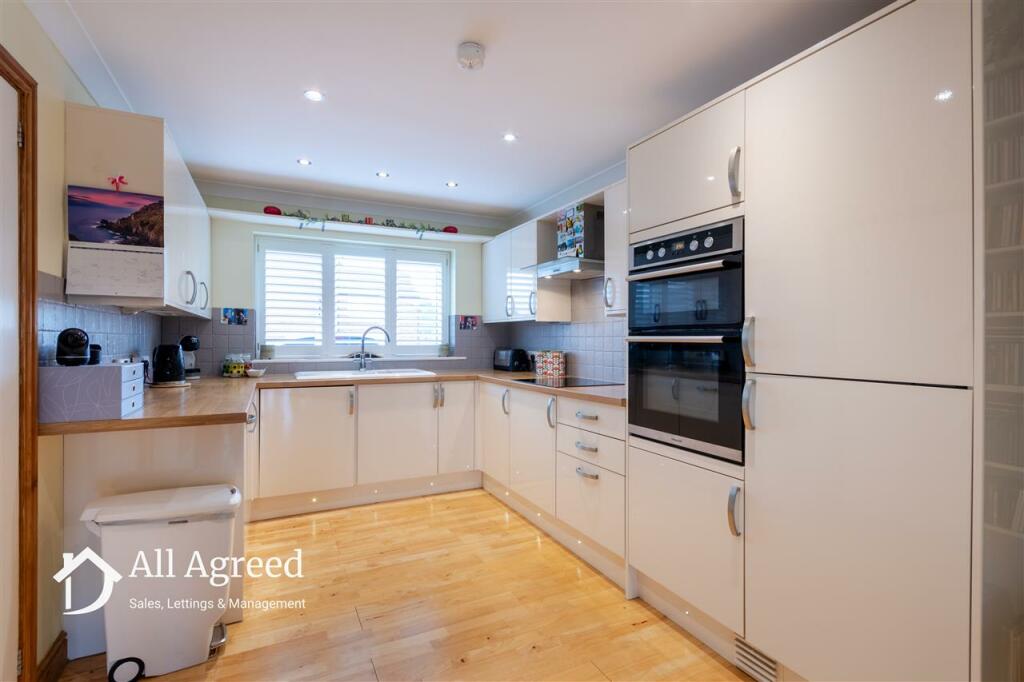 KITCHEN / DINER