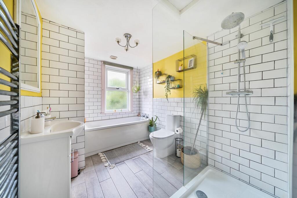 Bathroom W.C (3)