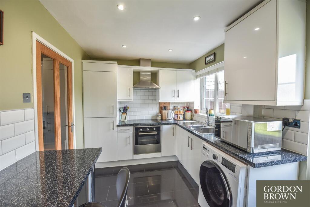 BREAKFASTING KITCHEN