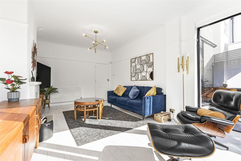 REAR RECEPTION (Pic 2)