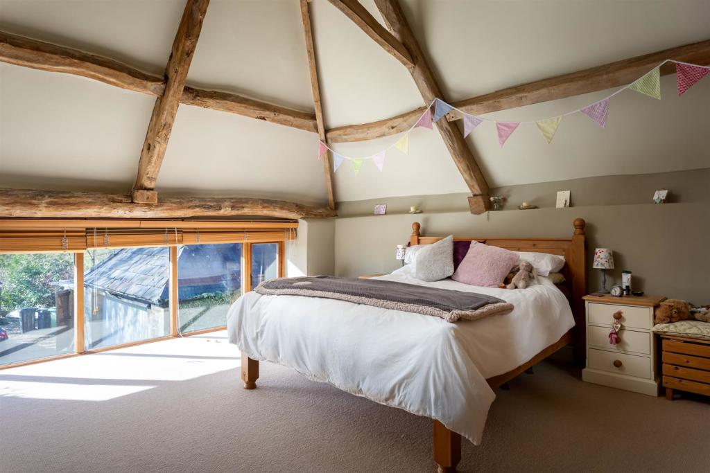 49 - Manor Barn - GL53 9PD - Web.jpg