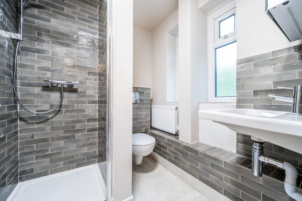 En suite shower r...