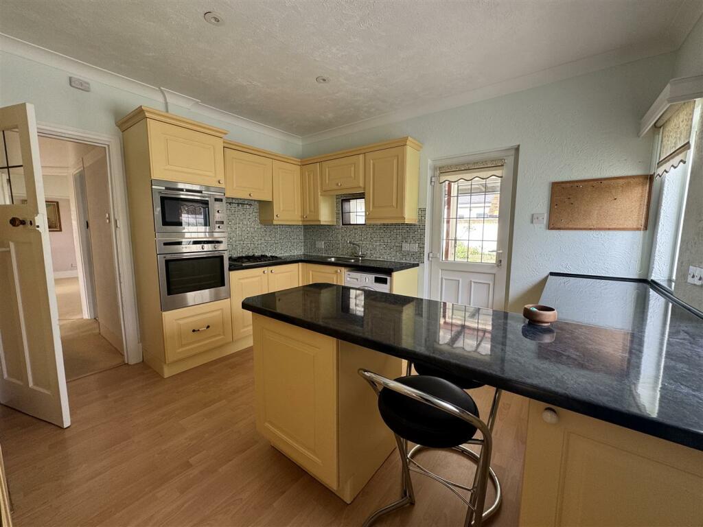 KITCHEN / BREAKFAST ROOM