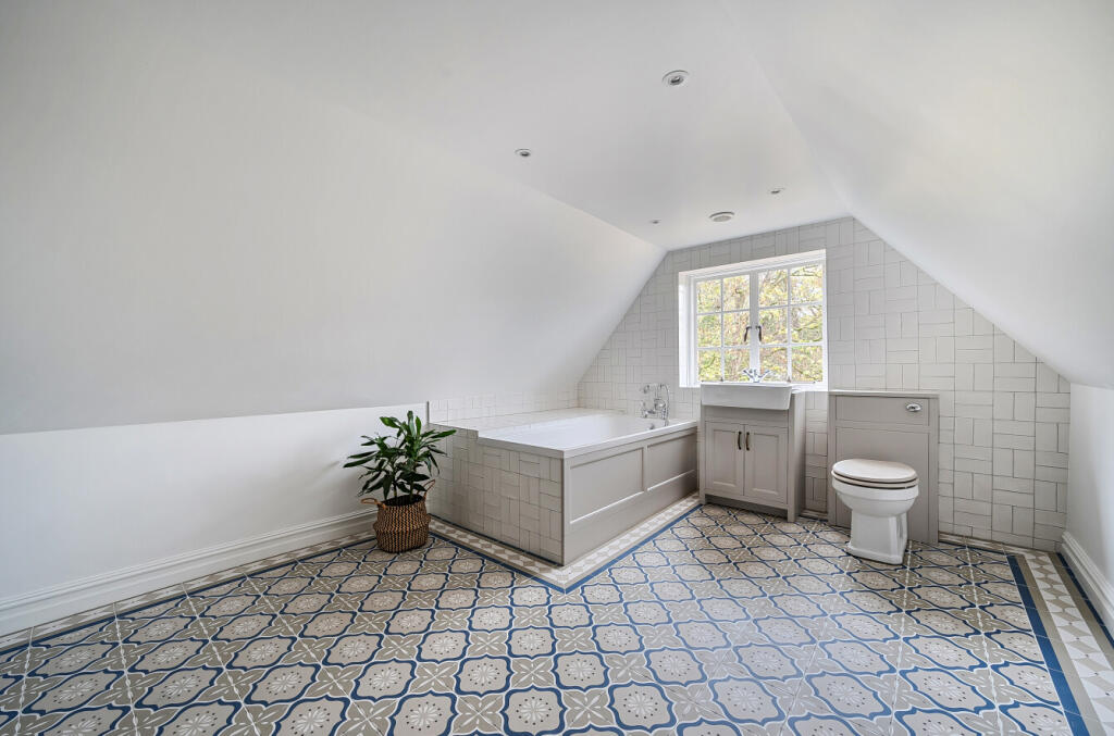 1377031-7-690e041...