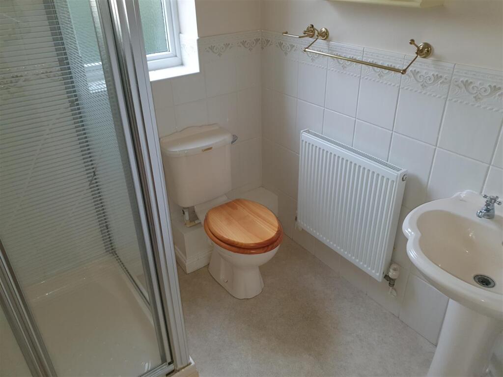 EN SUITE SHOWER/W.C