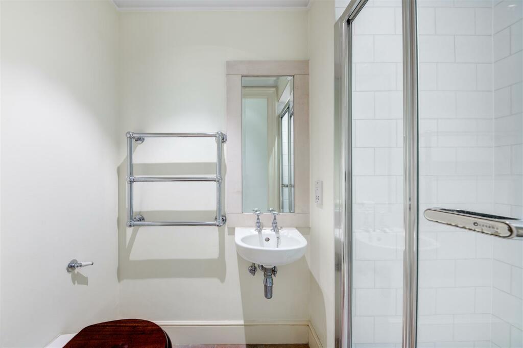 apartment 16 rose square 2598 shower.jpg