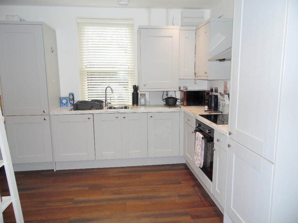KITCHEN/DINING AREA