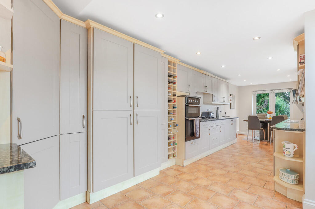 Full kitchen