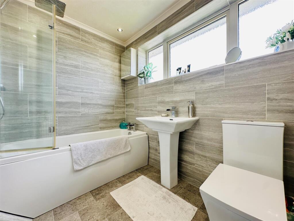 FAMILY BATHROOM