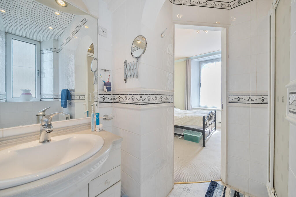 Bedroom One En-Su...