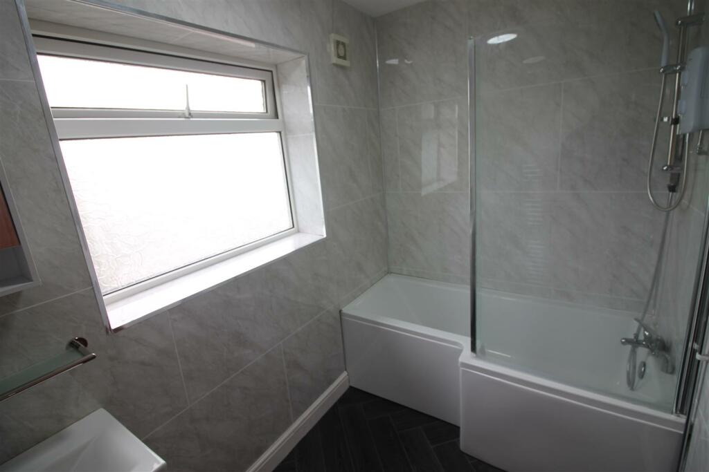 12EM- Bathroom 1.JPG