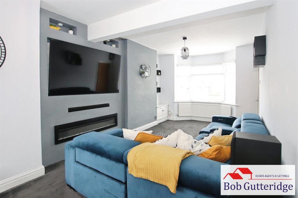 OPEN PLAN LOUNGE / DINING ROOM