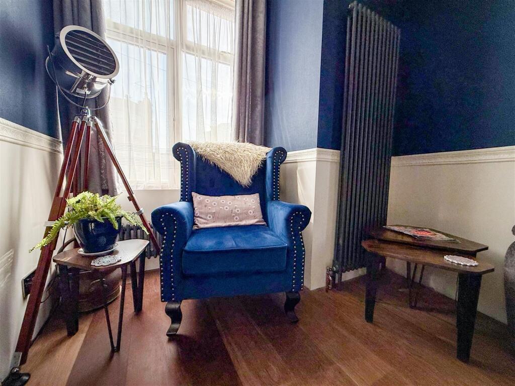 ALTERNATE VIEW OF LOUNGE