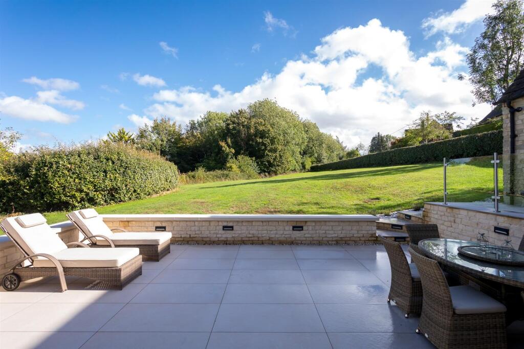 76 - Highfield House - GL54 4AA - Web.jpg