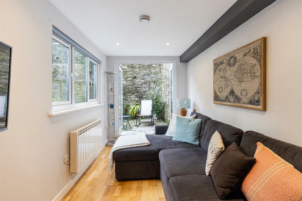 A04 - 16B Clarence Street Dartmouth - 241203.jpg