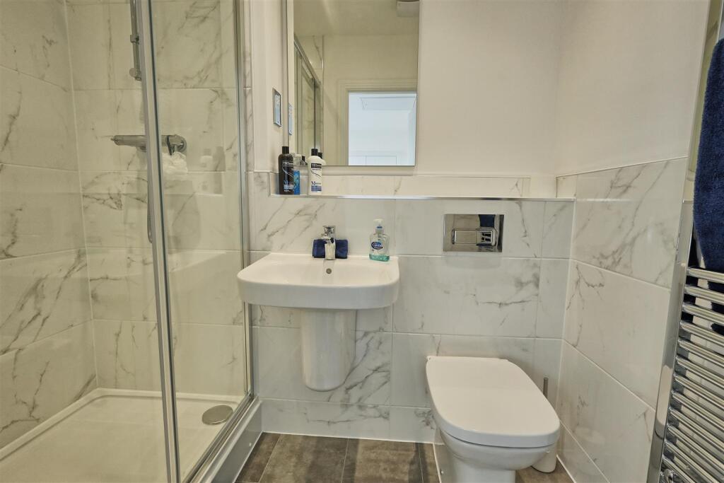 EN-SUITE SHOWER ROOM